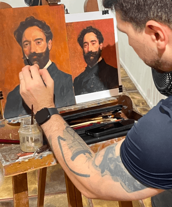 Matheus Aristides pintando no ateliê